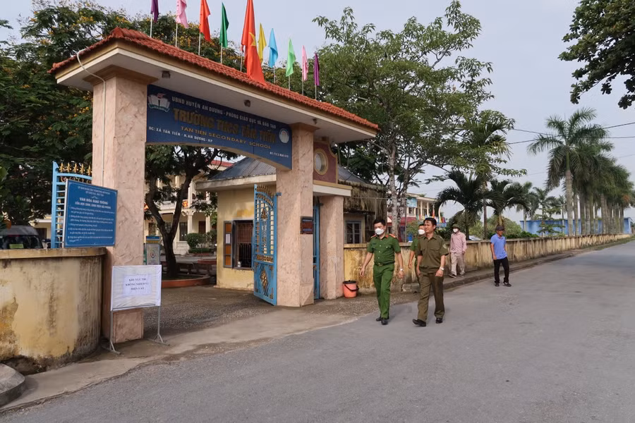 Lực lượng an ninh làm nhiệm vụ vòng ngoài Hội đồng thi Trường THCS Tân Tiến, huyện An Dương.