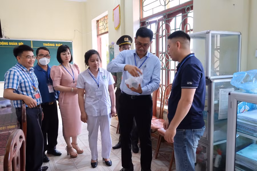 Đoàn công tác số 1 kiểm tra công tác y tế tại Hội đồng thi Trường THCS Tân Tiến.