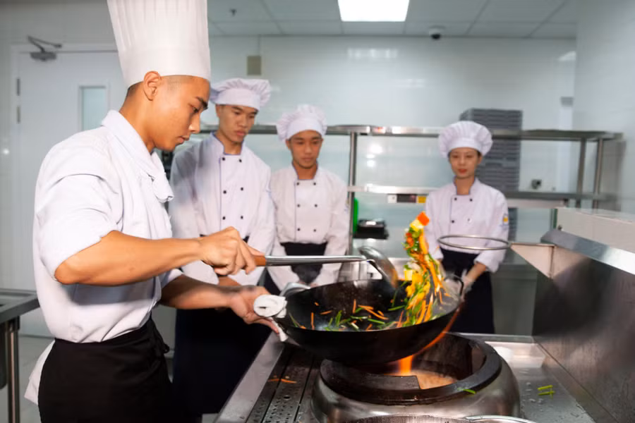 Nghề Kĩ thuật chế biến món ăn là nghề nhiều sinh viên theo học.