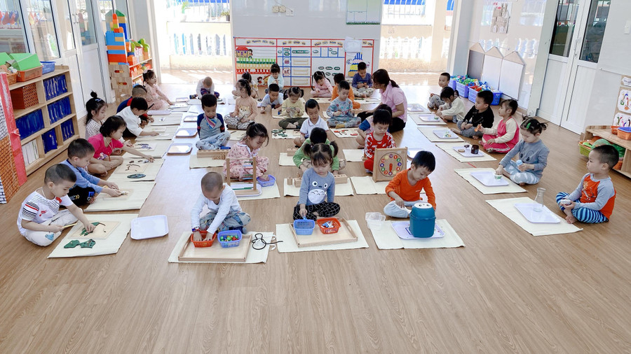 Không gian lớp học thoáng, sạch, trẻ được vui chơi, khám phá và trải nghiệm thú vị.