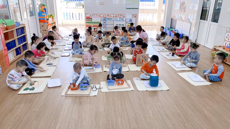 Không gian lớp học thoáng, sạch, trẻ được vui chơi, khám phá và trải nghiệm thú vị.