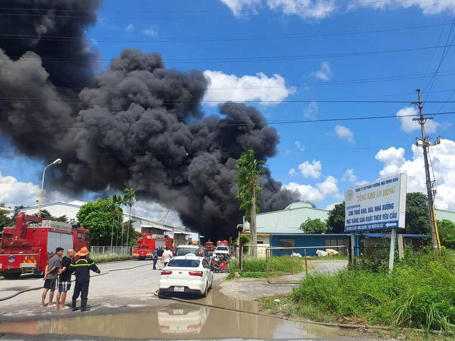 Lực lượng phòng cháy, chữa cháy có mặt tại hiện trường sau khi nhận tin.