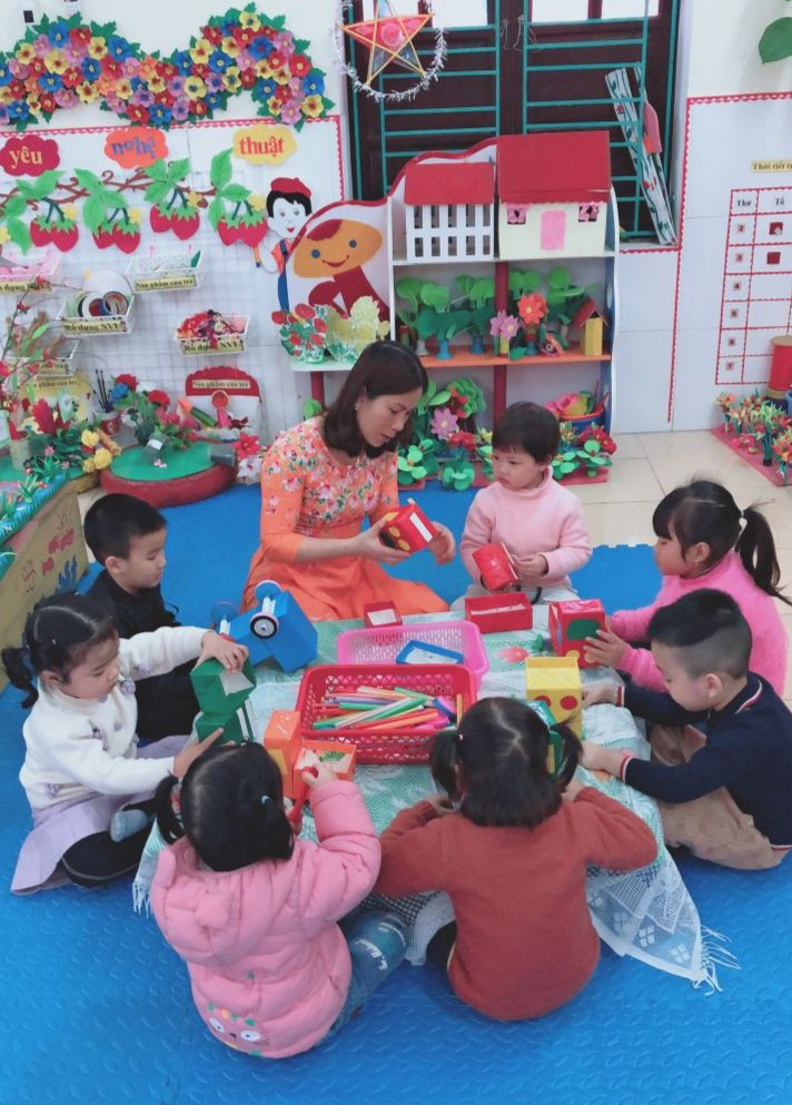 Cô Hương và học trò trong giờ học.