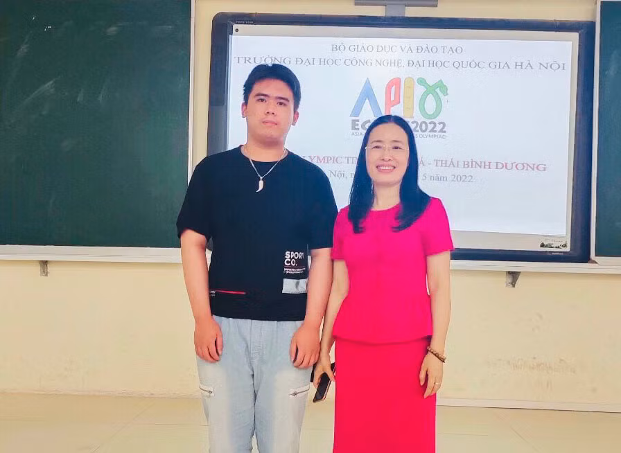 Cô giáo Đỗ Thị Diệu Thúy, Hiệu trưởng Trường THPT Chuyên Hạ Long và em Vũ Huy Hoàng.