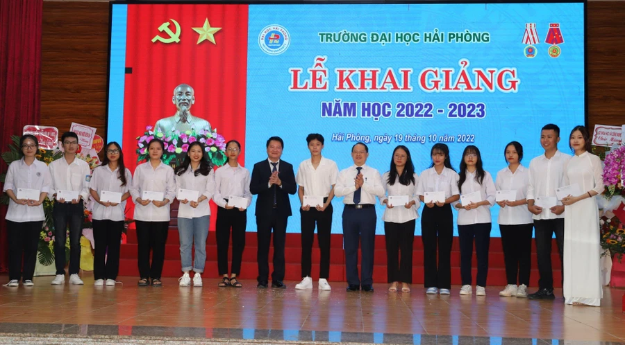 Lãnh đạo Nhà trường khen thưởng sinh viên đạt điểm cao trong kì tuyển sinh đầu vào năm học 2022-2023.