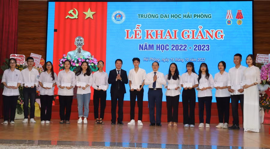 Lãnh đạo Nhà trường khen thưởng sinh viên đạt điểm cao trong kì tuyển sinh đầu vào năm học 2022-2023.