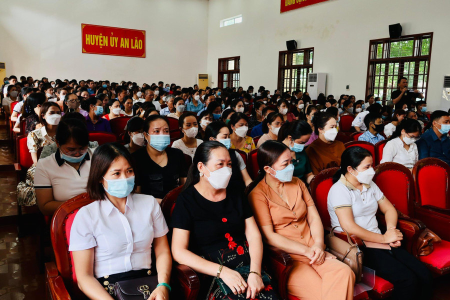 Hàng trăm phụ huynh tham gia buổi toạ đàm.