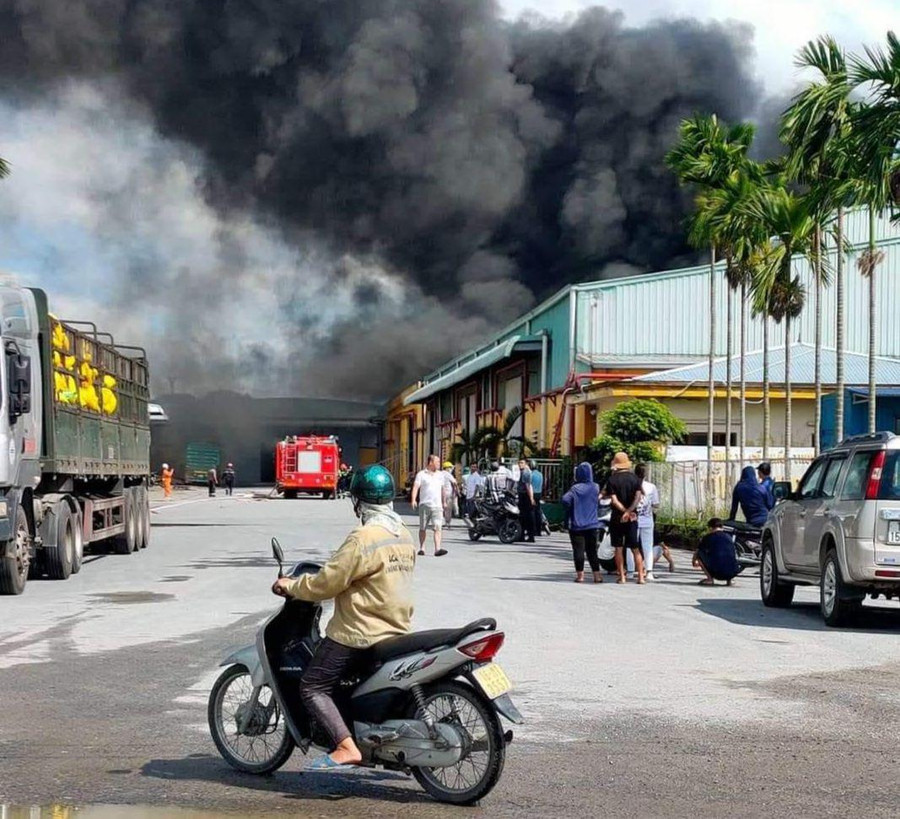 Diện tích đám cháy khoảng 100m2 là kho chứa mực in và dầu pha chế mực.