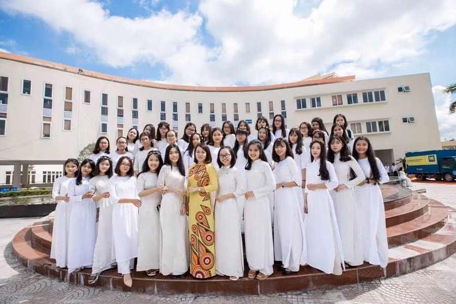 Quá trình công tác cô Cẩm Diệu luôn được đồng nghiệp và học sinh nể phục bởi tình yêu nghề, sự nghiêm túc, tận tâm