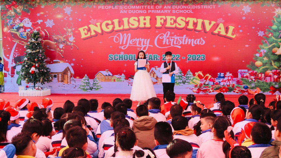 Học sinh tự tin dẫn chương trình bằng Tiếng Anh. Học sinh tự tin dẫn chương trình bằng Tiếng Anh.