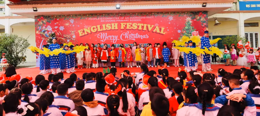 Ngày hội Tiếng Anh là dịp để học sinh nhà trường trải nghiệm, giao lưu cùng nhau trong lễ giáng sinh ấm áp, an lành.