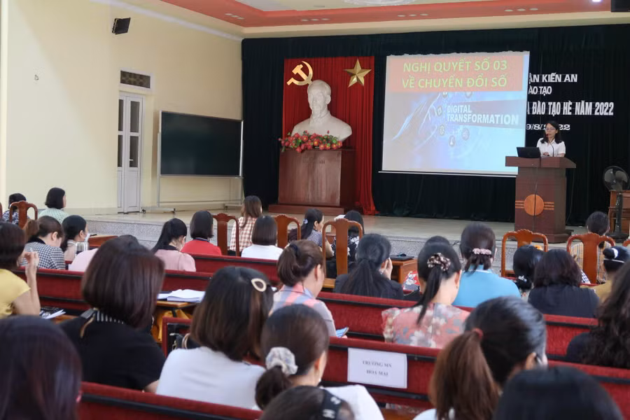 Cán bộ, giáo viên quận Kiến An được bồi dưỡng về Nghị quyết số 03 về chuyển đổi số.