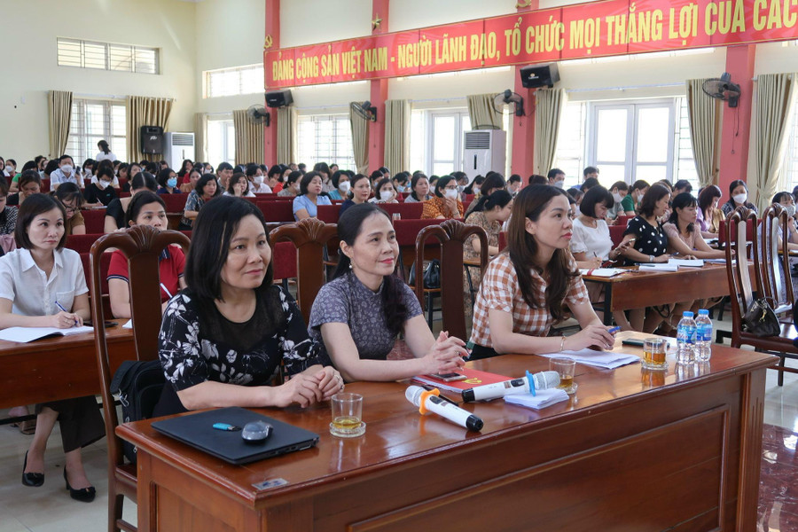 Cán bộ quản lý tham gia công tác bồi dưỡng. Cán bộ quản lý tham gia công tác bồi dưỡng.