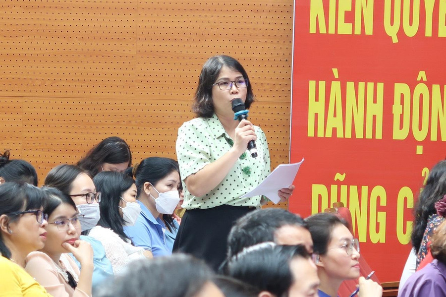 Bà Hoàng Thị Hương- Phó trưởng phòng GD&amp;ĐT quận Kiến An nhận xét về tiết dạy Chuyên đề.