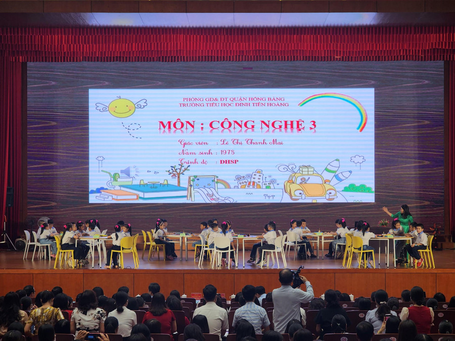 Cô giáo Lê Thị Thanh Mai cùng học sinh lớp 3A5, Trường Tiểu học Đinh Tiên Hoàng, quận Hồng Bàng lên lớp bài 3: Sử dụng quạt điện (tiết 2).