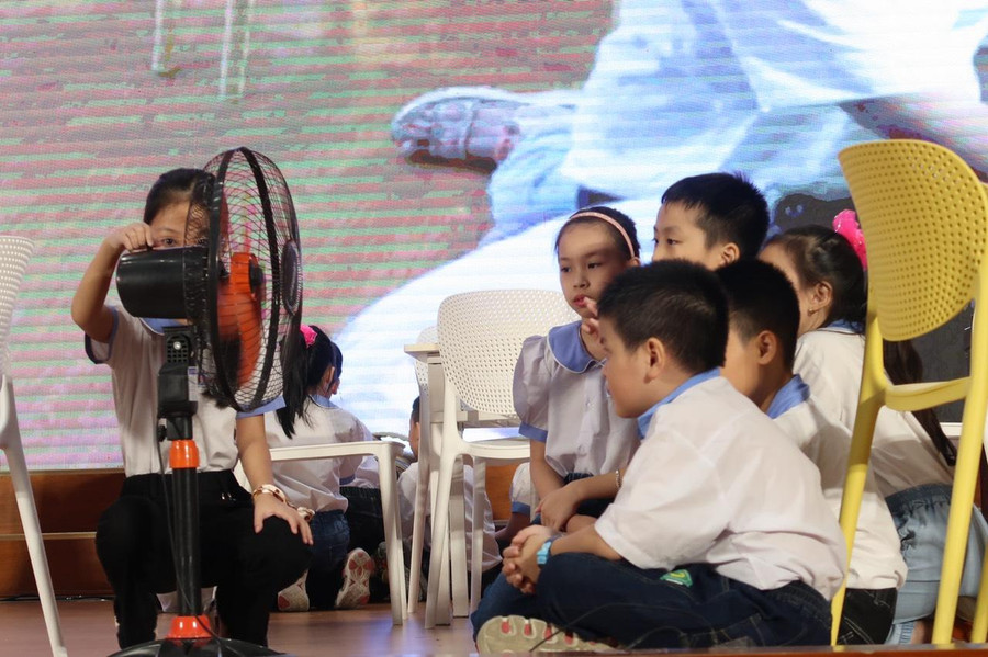 Học sinh cùng nhau thực hành sử dụng quạt điện đúng cách, an toàn.