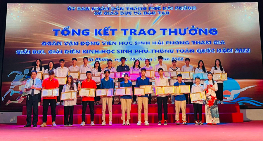 Lãnh đạo Sở GD&ĐT trao Bằng khen của Chủ tịch TP và Chứng nhận của Bộ GD&ĐT cho học sinh đạt thành tích cao. Lãnh đạo Sở GD&ĐT trao Bằng khen của Chủ tịch TP và Chứng nhận của Bộ GD&ĐT cho học sinh đạt thành tích cao.