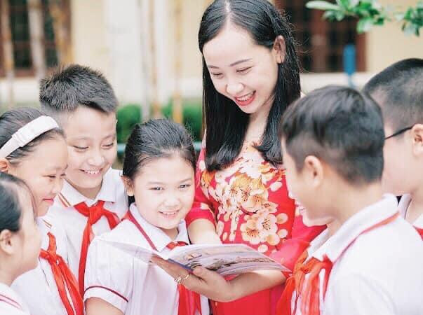 Cô Lương cùng học trò Trường Tiểu học Lê Hồng Phong, quận Ngô Quyền, Hải Phòng Cô Lương cùng học trò Trường Tiểu học Lê Hồng Phong, quận Ngô Quyền, Hải Phòng