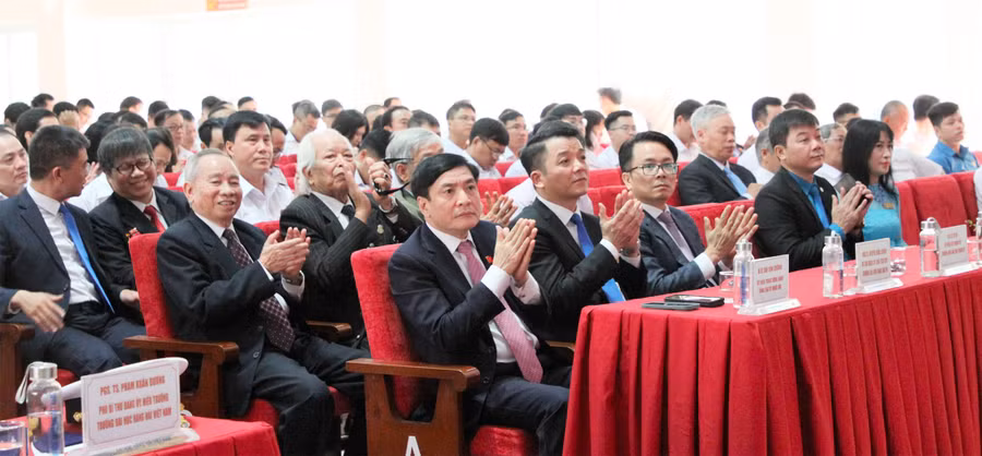 Các đại biểu dự Lễ kỉ niệm.