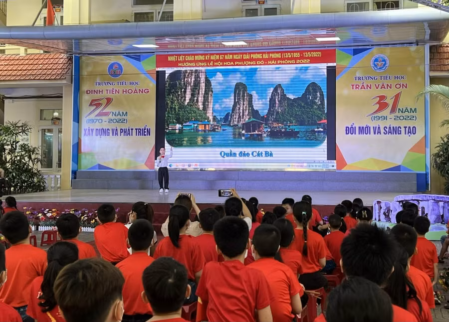 Cậu học trò lớp 1A4, Trường Tiểu học Đinh Tiên Hoàng hùng biện tiếng Anh lưu loát, tự tin