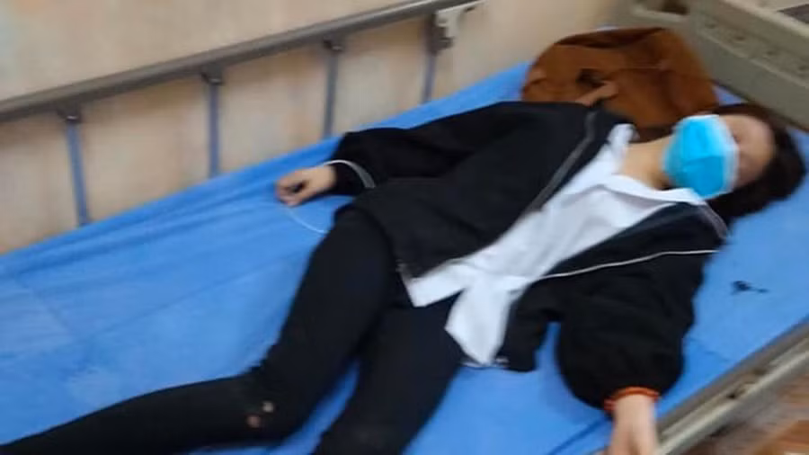 Nữ sinh N.L bị đánh hội đồng phái nhập viện