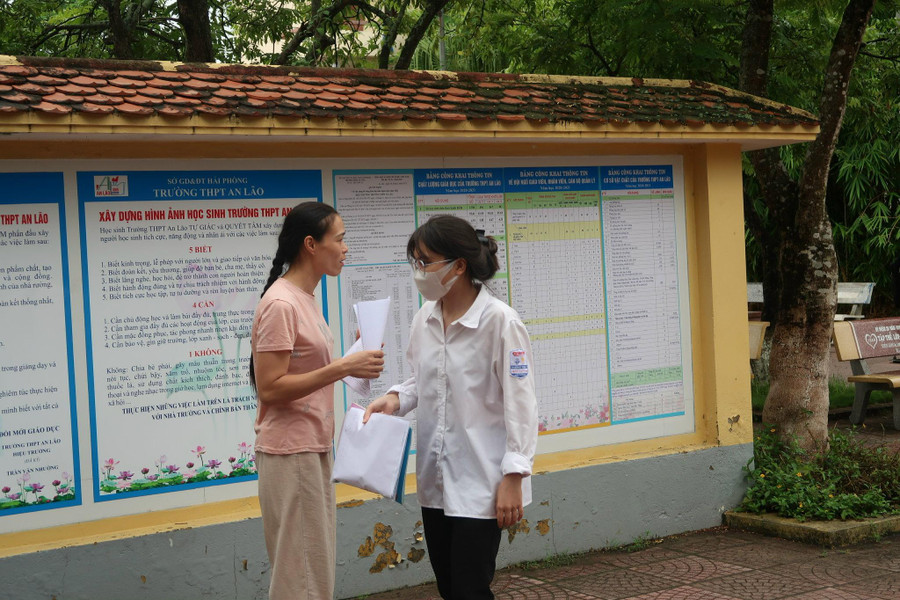 "Không nghĩ ngợi gì nhé, chiều cố gắng nghe con", cô giáo động viên học trò của mình. "Không nghĩ ngợi gì nhé, chiều cố gắng nghe con", cô giáo động viên học trò của mình.