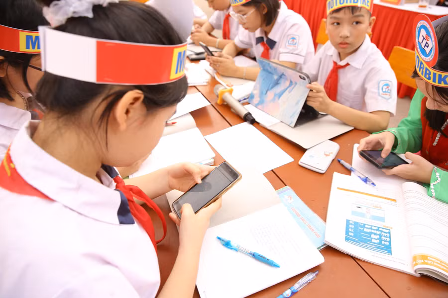 Phần luyện tập, học sinh được làm bài cá nhân bằng cách kéo thả nhận biết biển báo giao thông qua phần mềm “Liveworksheet" trên điện thoại, máy tính bảng.