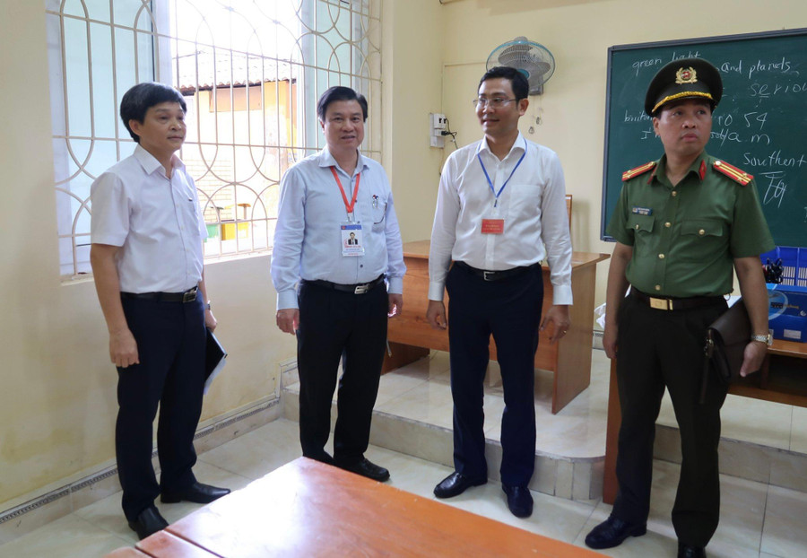 Thứ trưởng Nguyễn Hữu Độ kiểm tra điều kiện phòng thi tại Trường THPT Lê Quý Đôn, quận Hải An, TP Hải Phòng. Thứ trưởng Nguyễn Hữu Độ kiểm tra điều kiện phòng thi tại Trường THPT Lê Quý Đôn, quận Hải An, TP Hải Phòng.