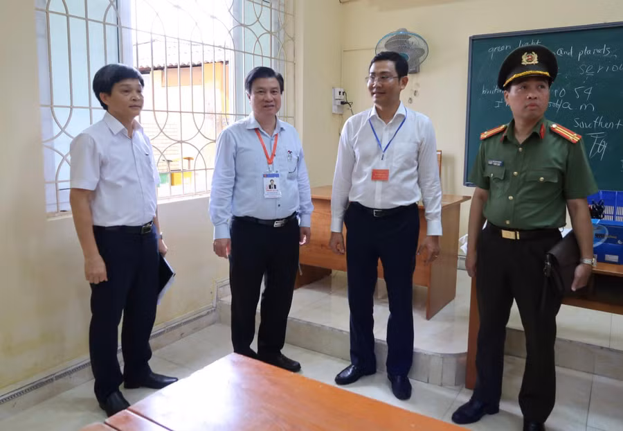 Thứ trưởng Nguyễn Hữu Độ kiểm tra điều kiện phòng thi tại Trường THPT Lê Quý Đôn, quận Hải An, TP Hải Phòng.