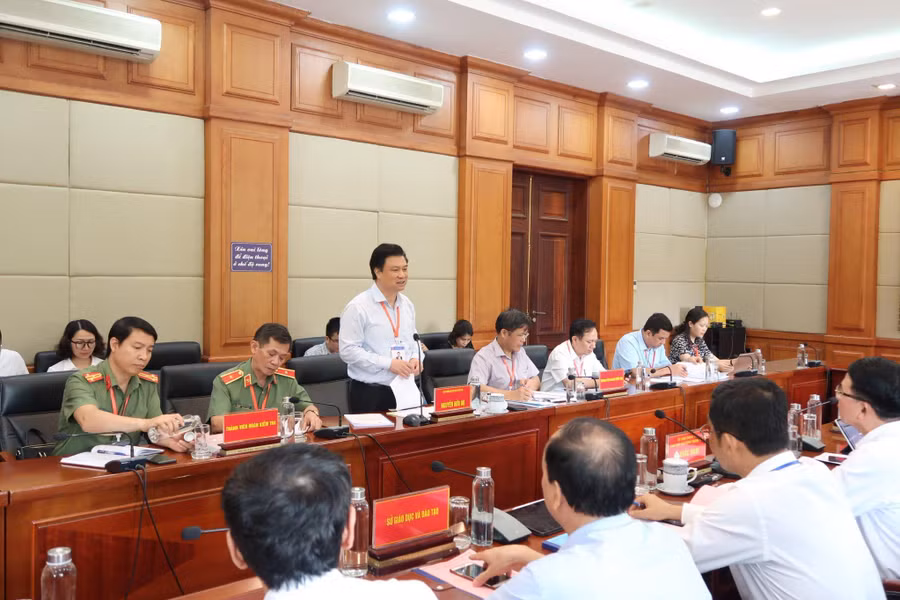 Thứ trưởng Nguyễn Hữu Độ làm việc với Ban chỉ đạo thi TP Hải Phòng.