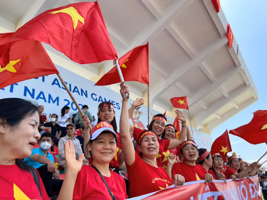 Cổ động viên Hải Phòng "cháy hết mình" trên khán đài.