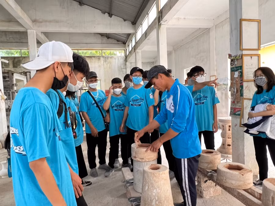 Các em được trải nghiệm nghề nghiệp ở phân xưởng Gốm thủ công mỹ nghệ tại Trung tâm Gia Minh.