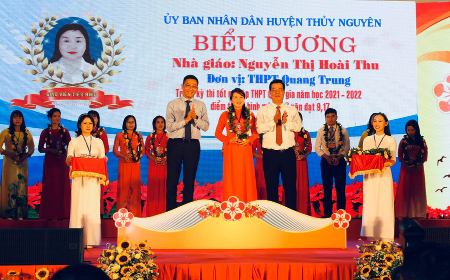 Cô Nguyễn Thị Hoài Thu, Giáo viên Ngữ Văn Trường THPT Quang Trung đạt thành tích xuất sắc trong năm học vừa qua.