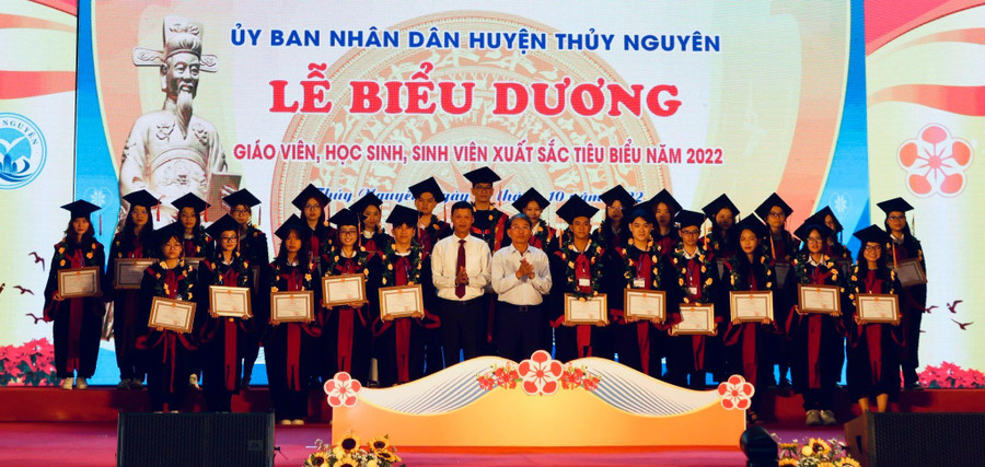 Có 15 giáo viên, 30 học sinh THPT, 35 học sinh THCS, 8 học sinh tiểu học, 14 sinh viên các trường đại học là người con của Thuỷ Nguyên được biểu dương trong buổi lễ.