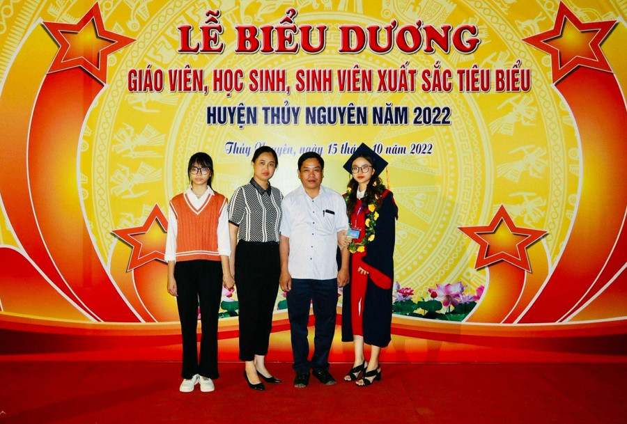 Em Lê Quỳnh Hương (ngoài cùng bìa phải), Thủ khoa đầu ra Khoa Toán và Khoa học Tự Nhiên, Trường Đại học Hải Phòng chụp ảnh lưu niệm cùng gia đình tại lễ biểu dương.