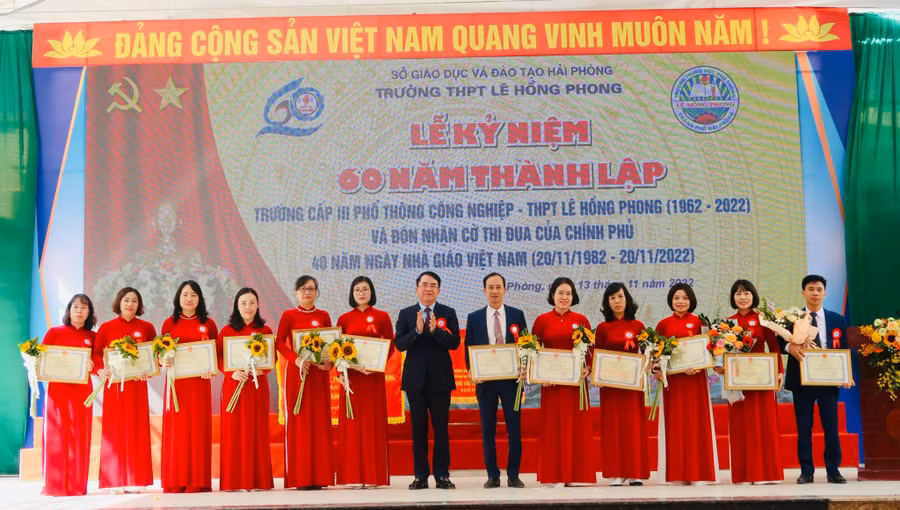 Nhiều cán bộ, giáo viên Trường THPT Lê Hồng Phong nhận khen thưởng nhân dịp Kỉ niệm 60 năm thành lập trường.