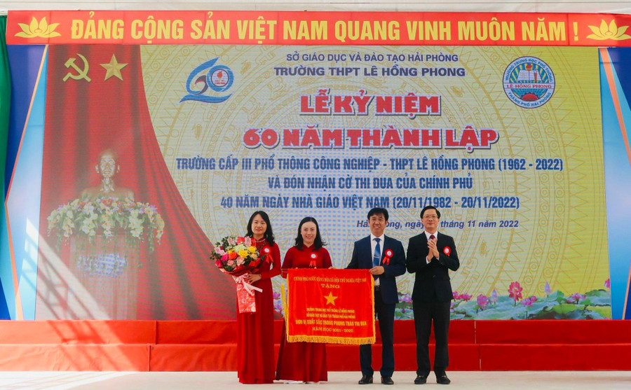 Niềm vui, niềm tự hào nhân đôi khi thầy trò Trường THPT Lê Hồng Phong được đón nhận Cờ thi đua của Chính phủ.