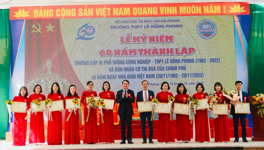 Nhiều cán bộ, giáo viên Trường THPT Lê Hồng Phong nhận khen thưởng nhân dịp Kỉ niệm 60 năm thành lập trường.