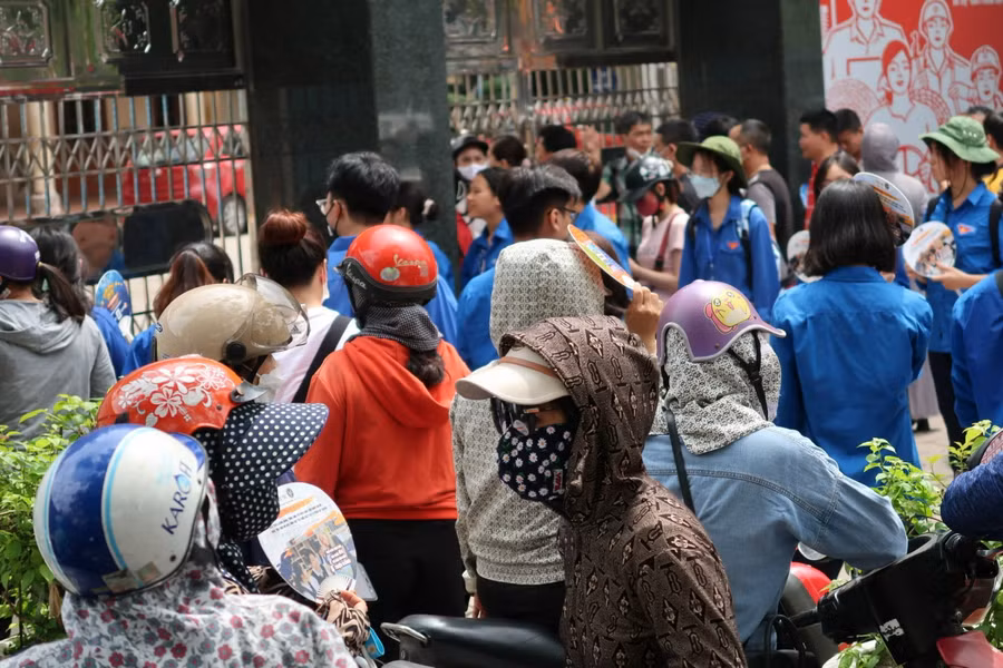 Cổng trường thi luôn "nóng" bởi sự mong ngóng, đón chờ của phụ huynh.