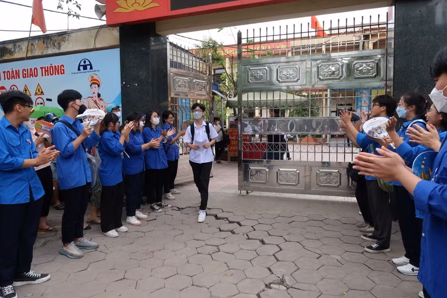 Thí sinh đầu tiên bước ra khỏi trường thi tại Hội đồng thi Trường THCS Nguyễn Bá Ngọc.