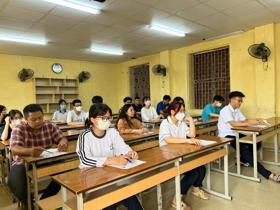 Thí sinh ngồi chờ giám thị phổ biến quy chế thi. Thí sinh ngồi chờ giám thị phổ biến quy chế thi.