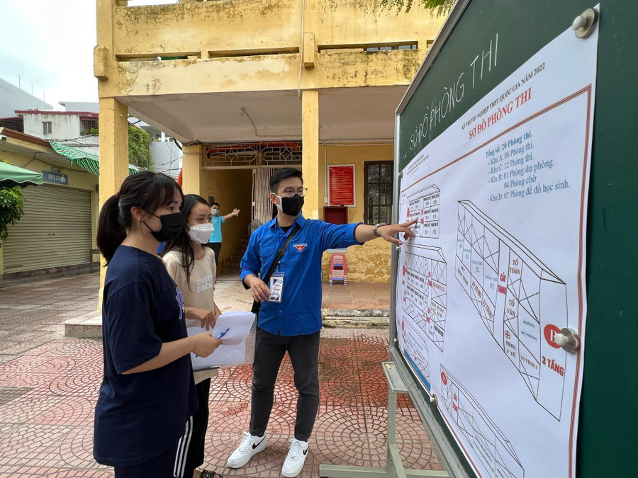 Thanh niên tình nguyện hỗ trợ thí sinh tra cứu phòng thi. Thanh niên tình nguyện hỗ trợ thí sinh tra cứu phòng thi.