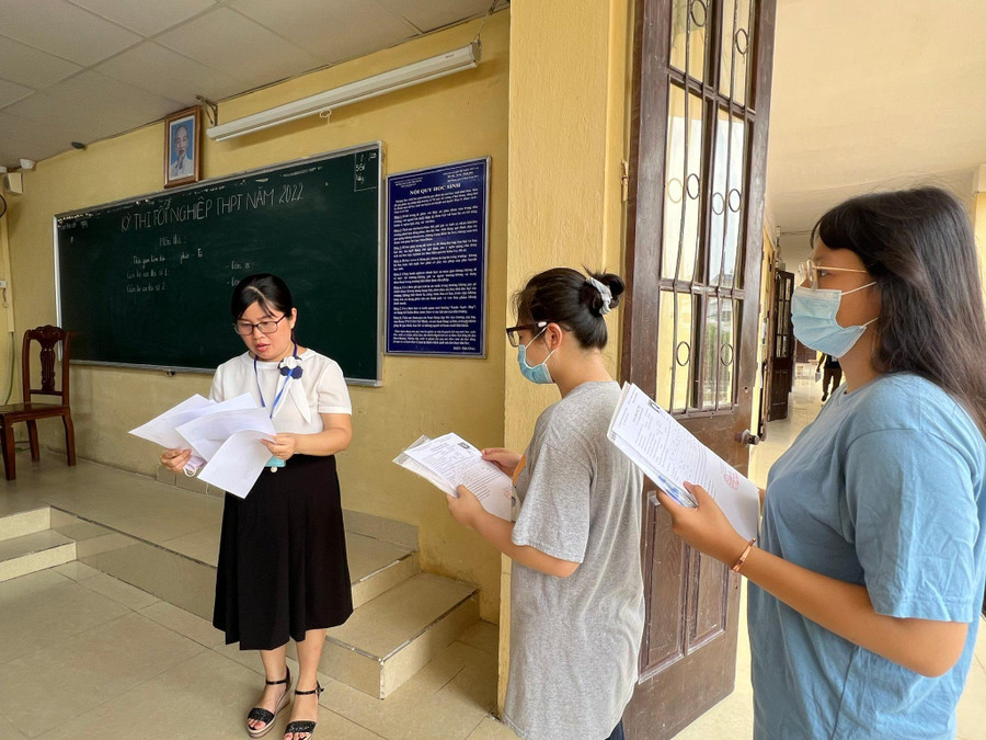Giám thị coi thi phát phiếu dự thi và đối chiếu thông tin cá nhân của thí sinh tại Điểm thi Trường THPT Trần Nguyên Hãn. Giám thị coi thi phát phiếu dự thi và đối chiếu thông tin cá nhân của thí sinh tại Điểm thi Trường THPT Trần Nguyên Hãn.