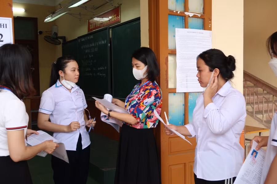 Giám thị kiểm tra lý lịch thí sinh trước khi vào phòng thi tại Hội đồng thi Trường THPT An Dương.