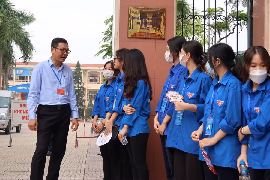 Ông Bùi Văn Kiệm- Giám đốc Sở GD&amp;ĐT Hải Phòng động viên lực lượng thanh niên tình nguyện tại Hội đồng thi Trường THPT An Dương.