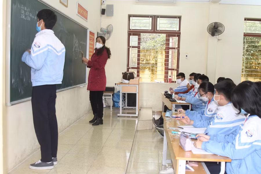 Học sinh lớp 9D12, Trường THCS Chu Văn An trong giờ học