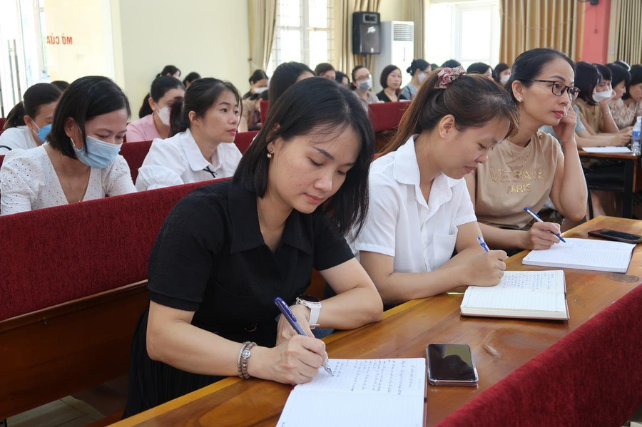 Sau đợt bồi dưỡng chung toàn quận, các nhà trường chủ động bồi dưỡng cho giáo viên. Sau đợt bồi dưỡng chung toàn quận, các nhà trường chủ động bồi dưỡng cho giáo viên.