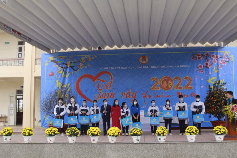 10 học sinh có hoàn cảnh khó khăn của Trường THPT Lê Chân được Công đoàn ngành tặng quà nhân dịp Tết Nguyên đán 2022