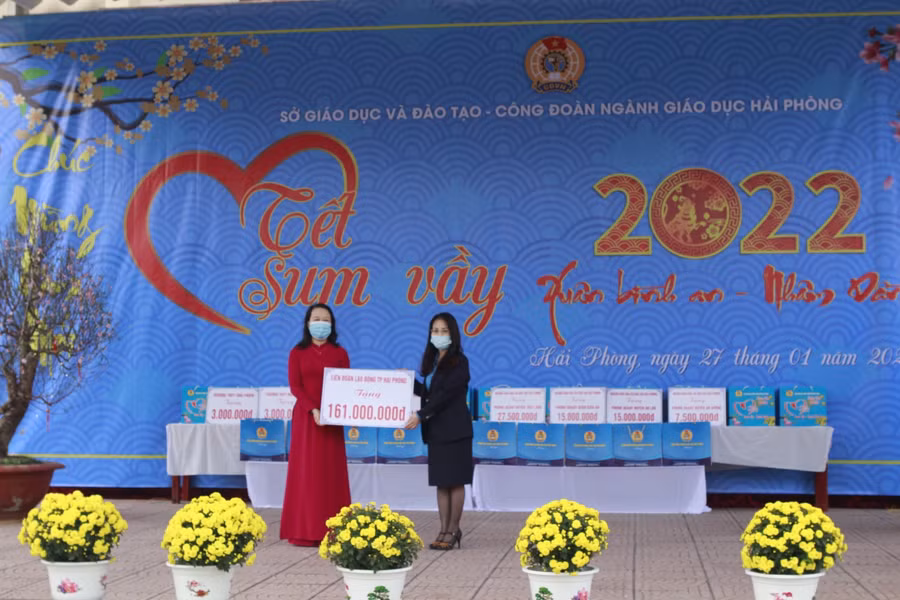 Bà Bùi Thị Ngọc- Phó Chủ tịch Thường trực Liên đoàn Lao động TP tặng quà cho cán bộ, nhà giáo