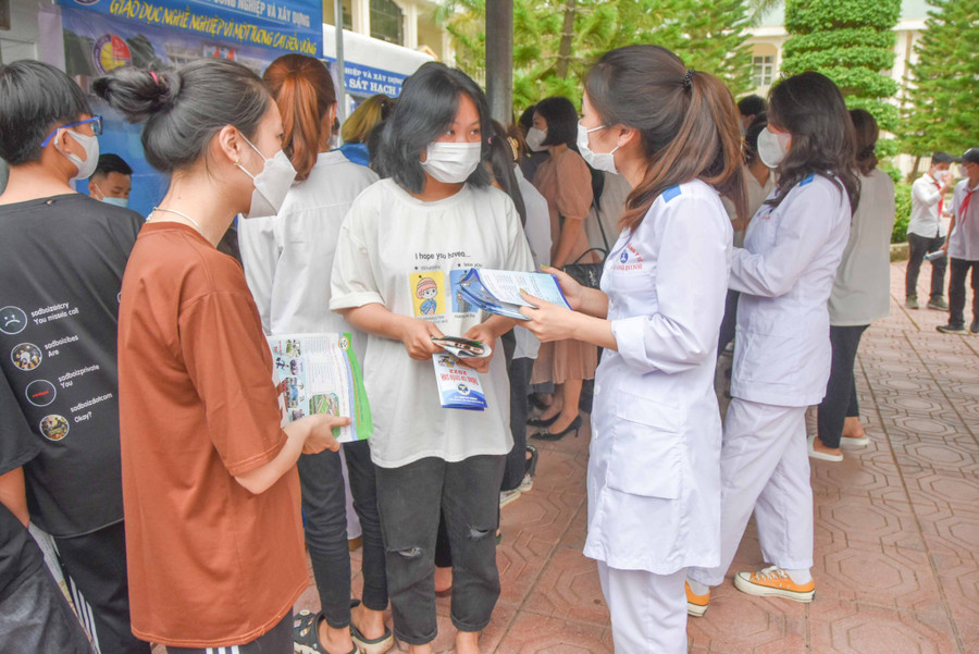 Với sự tham gia của các cơ quan hữu trách, nhiều trường cao đẳng, đại học khiến ngày hội việc làm trên địa bàn tỉnh Quảng Ninh đạt hiệu quả cao. Với sự tham gia của các cơ quan hữu trách, nhiều trường cao đẳng, đại học khiến ngày hội việc làm trên địa bàn tỉnh Quảng Ninh đạt hiệu quả cao.